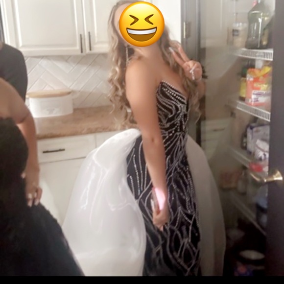 I’m selling this beautiful prom dress! - Picture 3 of 4